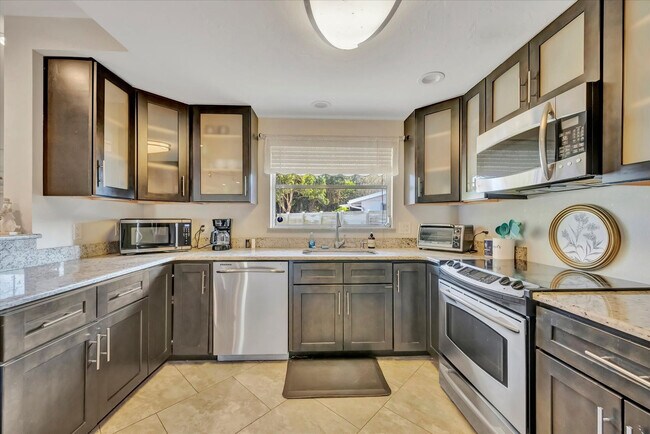 Building Photo - 2529 Croton Ave