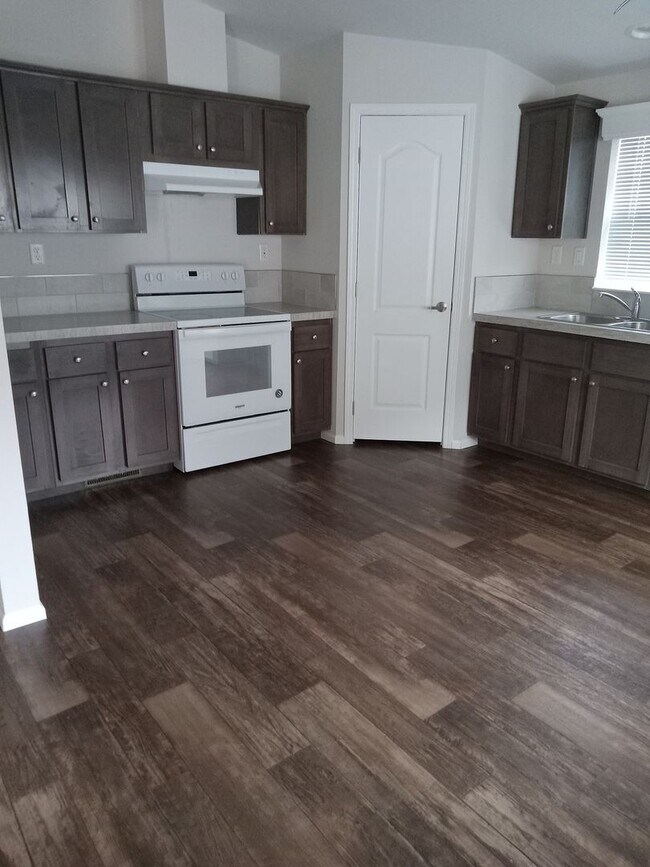 Building Photo - 47719 Fairyglen -3 bedroom / 2 Bath in Oakridge