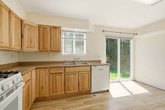 Building Photo - Updated Single-Level Home with Modern Kitchen, Natural Light & Parking