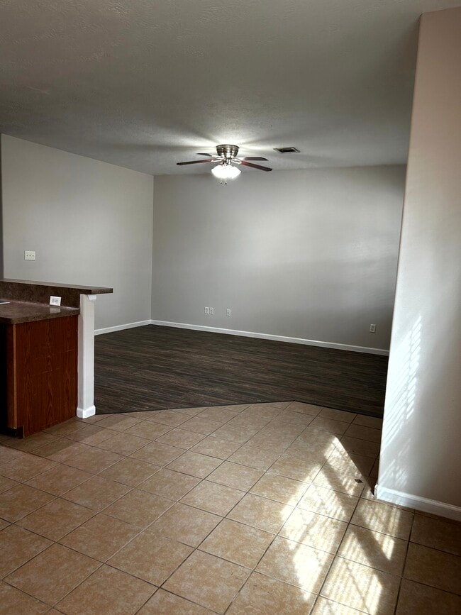 Building Photo - 21481 W Wallis Dr