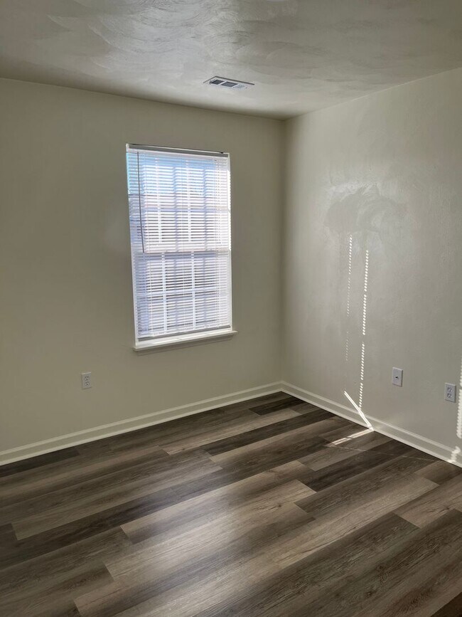 Building Photo - 4 Bedroom 2 Bathroom Top Floor