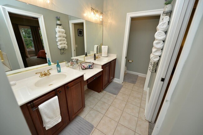 Building Photo - Walk to Naval Hospital! Beautiful Home, Gr...