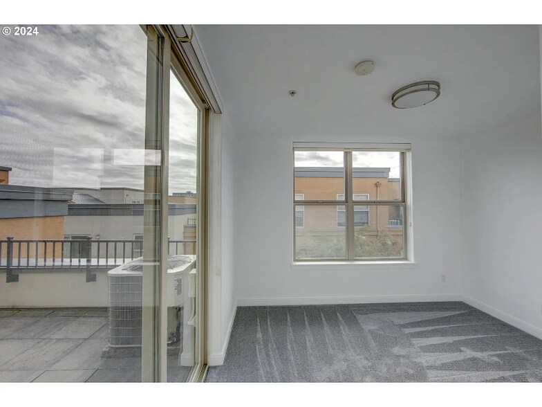 Building Photo - 6267 NE Carillion Dr