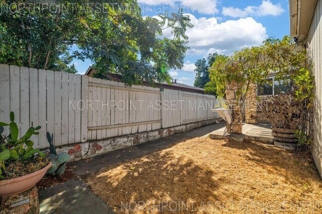 Building Photo - Welcome to this stunning 4-bedroom, 2-bath...