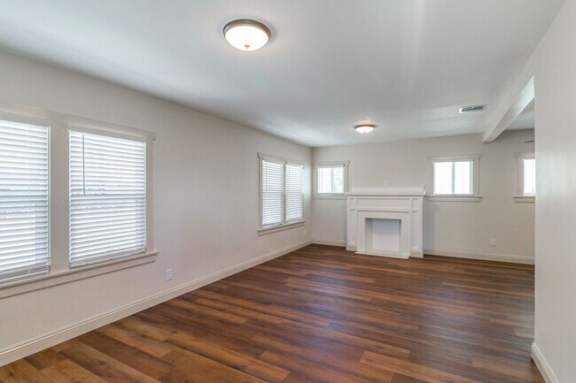 Building Photo - 338 S Benton Way