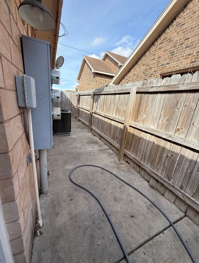 Building Photo - 1208 S Diplomat Dr