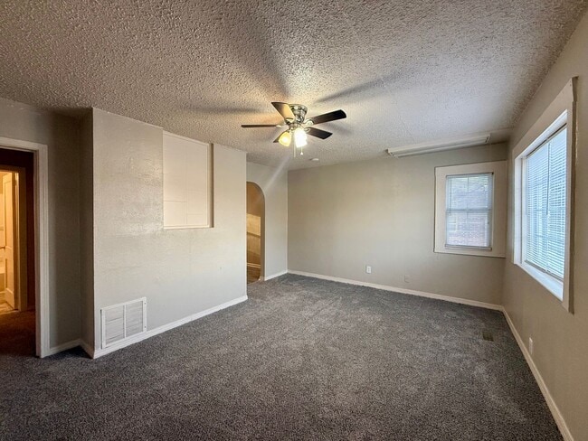 Building Photo - 713 S Oliver Ave