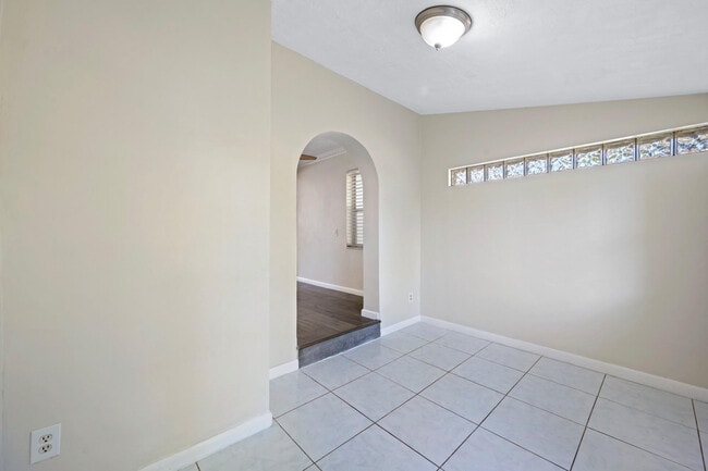 Building Photo - 1535 Plunkett St