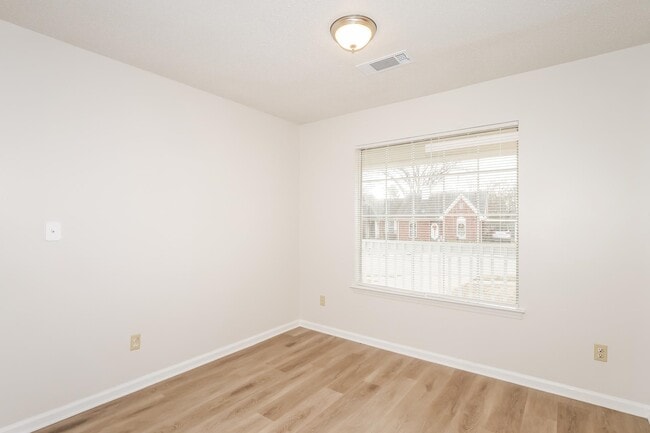 Building Photo - 5530 Oak Branch Cir N