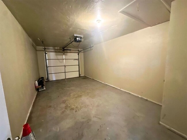 Building Photo - 910 NW Dearborn Ave