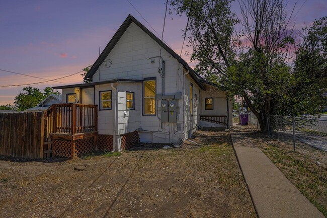 Building Photo - Charming 2 Bed / 1 Bath Duplex with Private Yard & Off-Street Parking