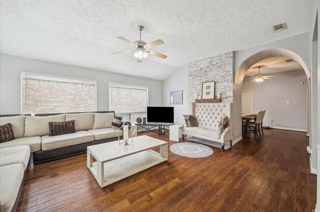 Building Photo - 16147 New Field Dr