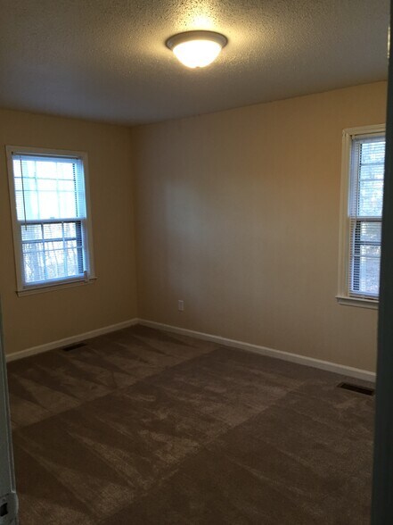 Building Photo - 105 E Circle Dr