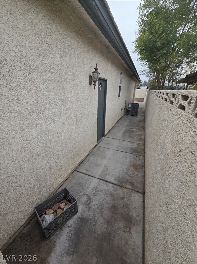 Building Photo - 2204 S Van Patten Pl