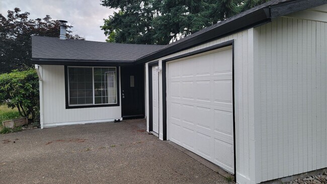 Building Photo - Freshly renovated, bright, and spacious, o...