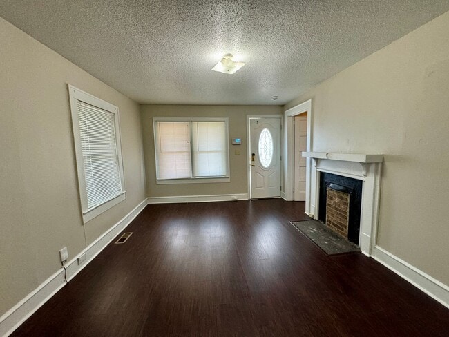 Building Photo - AVAILABLE TO SHOW!