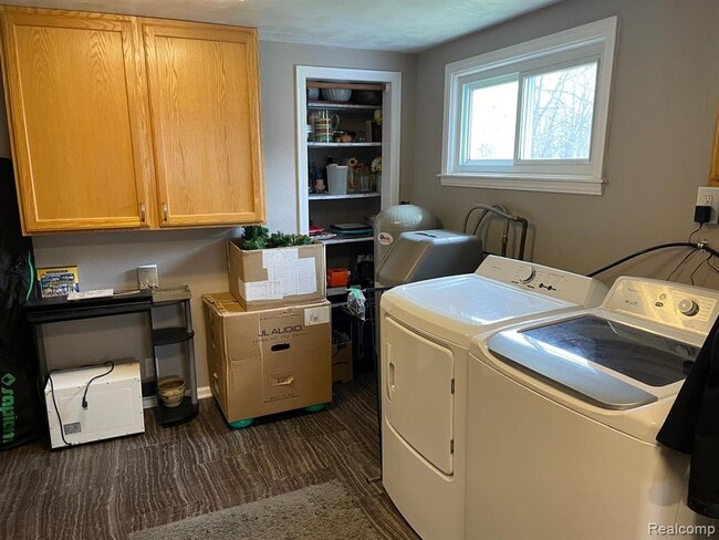 Building Photo - 2434 N Long Lake Rd