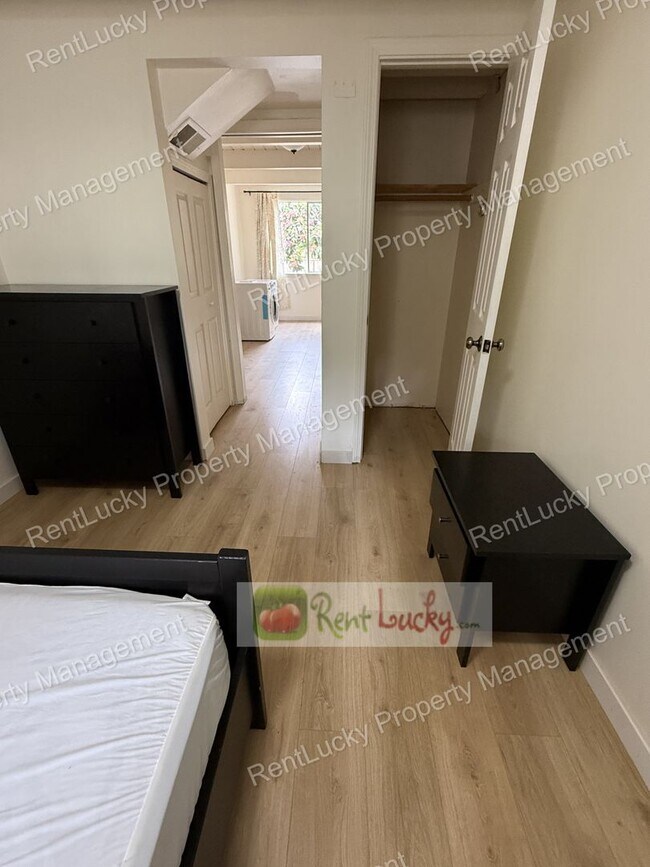 Building Photo - Super-Cute & Remodeled 1-Bedroom MIL Apartment in Great Kirkland Neighborhood FOR RENT!!