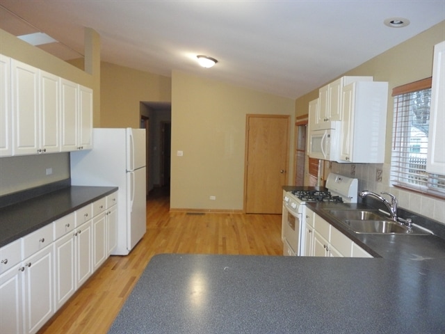 Building Photo - 4312 E Lake Shore Dr