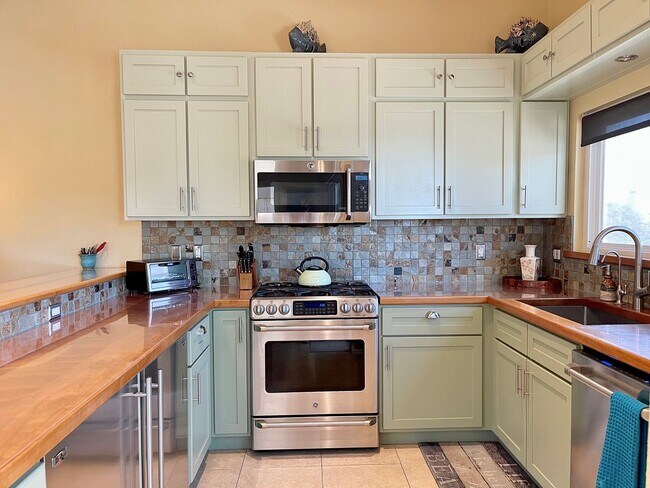 Building Photo - 3 Bedroom + 2 Bathroom Home | Hollywood Beach | Oxnard | Fully Furnished