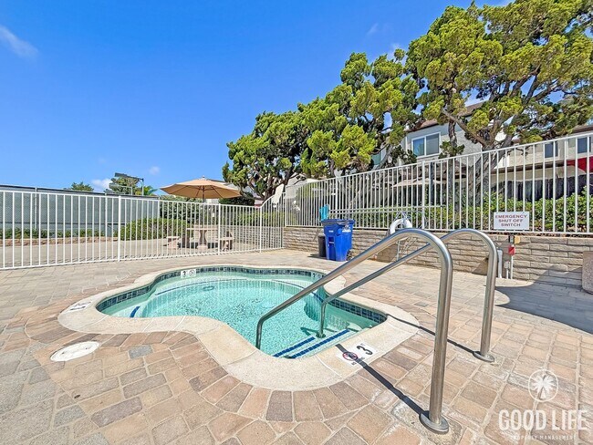 Building Photo - Spacious 3BD/2.5BA Townhouse in UTC W/ 2-C...