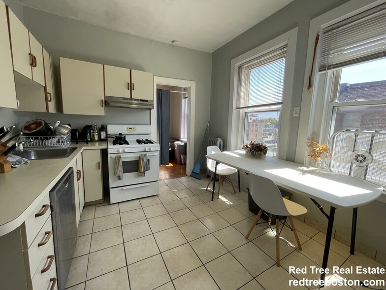 Building Photo - 1284 Commonwealth Ave