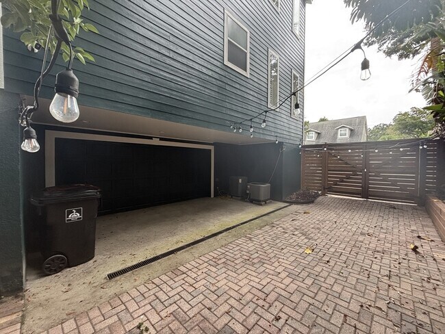 Building Photo - 827 Meridale Ave