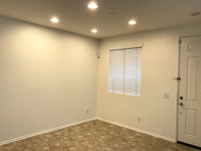 Building Photo - Beautiful 2 Bedrooms,  2.5 Bath Townhome with 2 Car Attached Garage in Ontario