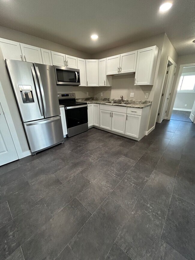 Building Photo - Recently Renovated 2 Bedroom Apartment