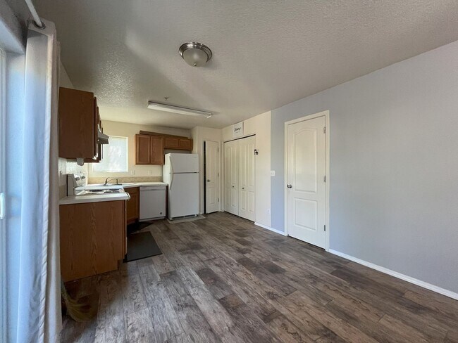 Building Photo - Bright 2-Bedroom Condo with Laminate Floor...