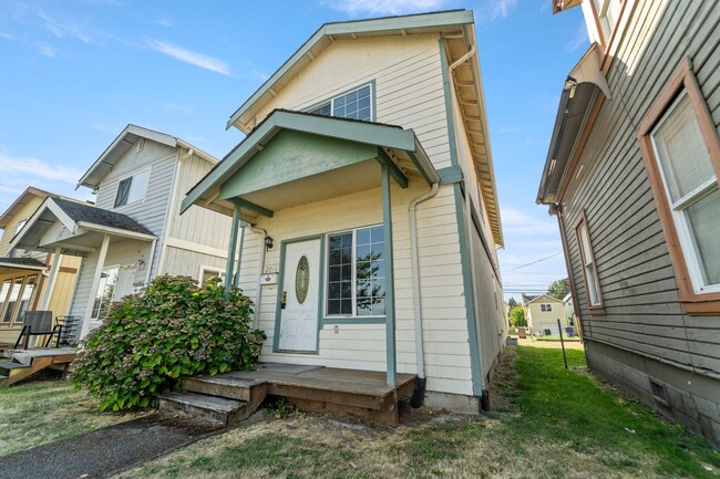 Building Photo - COMING SOON! Spacious 3 Bedroom / 2.5 Bathroom Single Family Home in Tacoma!