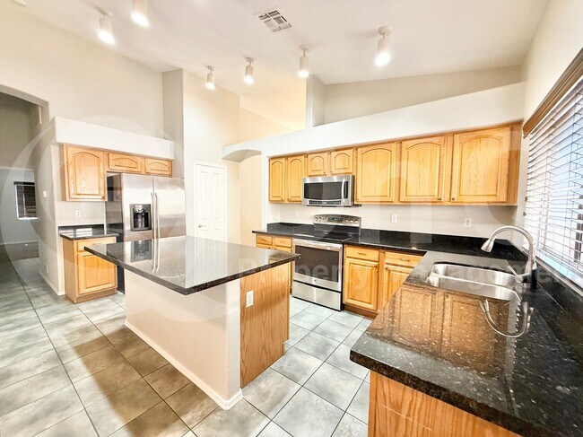 Building Photo - 1523 E Black Diamond Dr