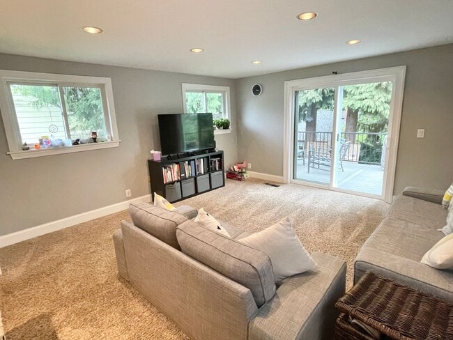 Building Photo - Elegant Three Bedroom Ravenna Home