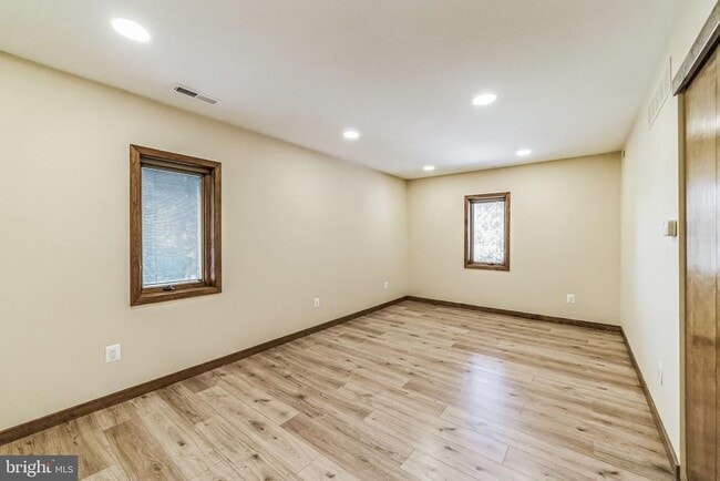 Building Photo - 468 Long Ln