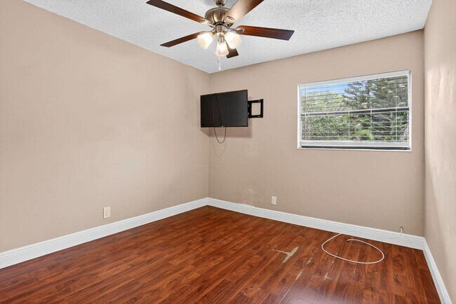 Building Photo - 3037 NW 48th Ave