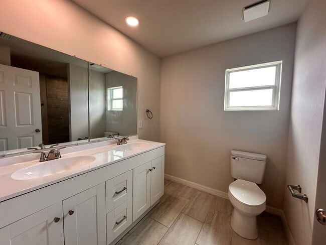 Building Photo - 129 NE 6th Ave