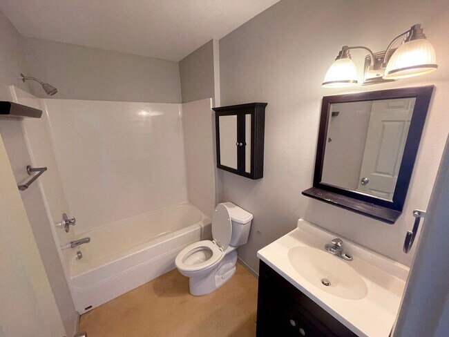 Building Photo - RENT SPECIAL: Great 6 bed, 6 bath Duplex Unit in North Portland with Laundry, Patio