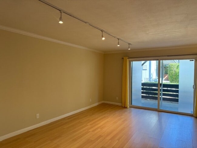Building Photo - Wonderful 2 bedroom/2 bath lower level con...