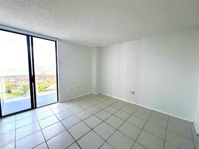 Building Photo - 20515 E Country Club Dr