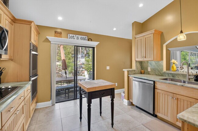 Building Photo - 190 Temple Ave