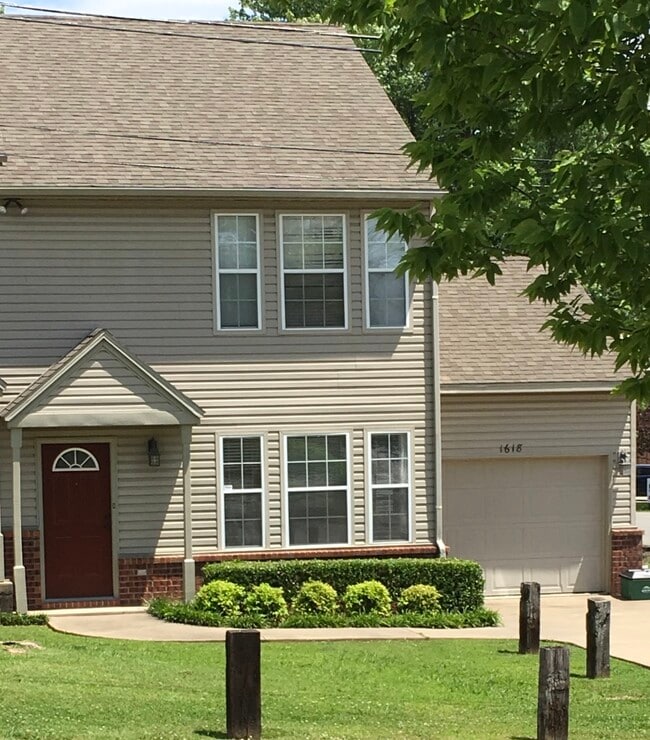 Building Photo - 1630 W Venus St