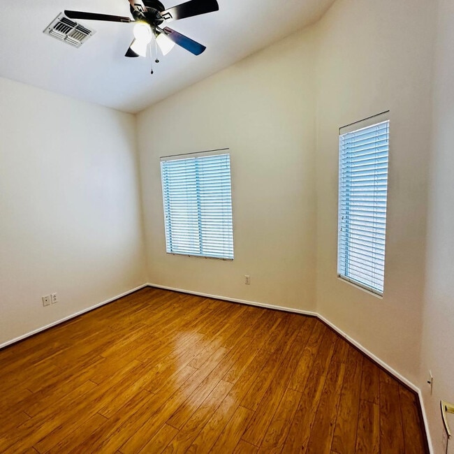 Building Photo - 949 S Racine Ln