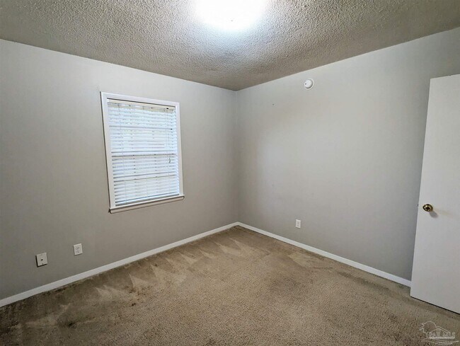 Building Photo - 5185 Hilltop Dr