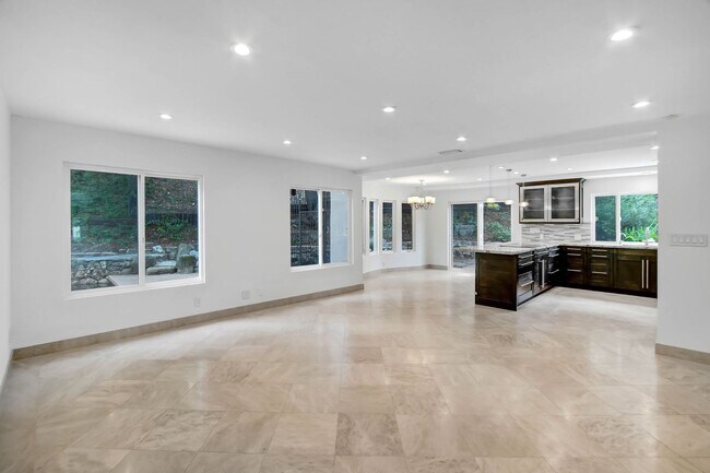 Building Photo - Rent this Beautiful 5 BEDROOM HOME NOW!