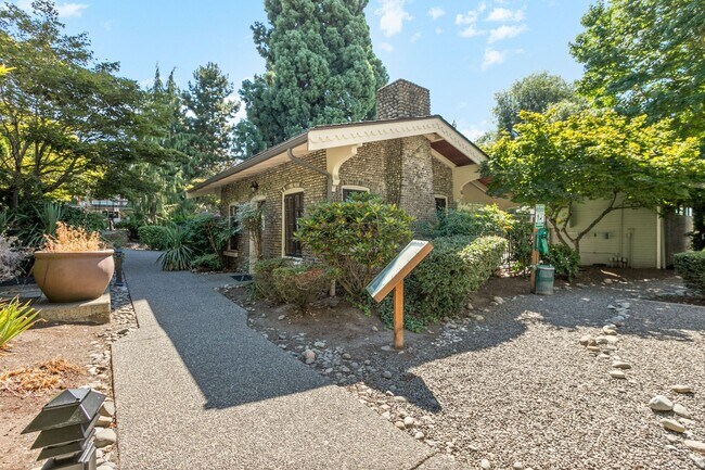 Building Photo - Bright Beacon Hill Condo in Secure Gated C...