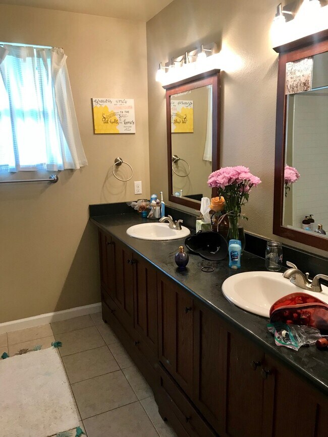 Building Photo - UT PRE-LEASE: Hyde Park 4 bed / 3 bath.  O...