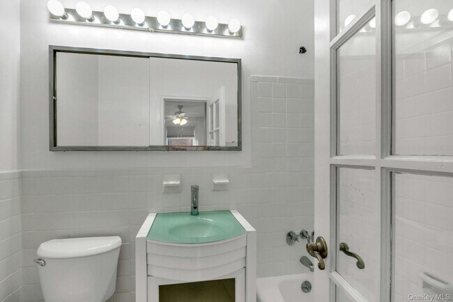 Building Photo - 10 Lake St