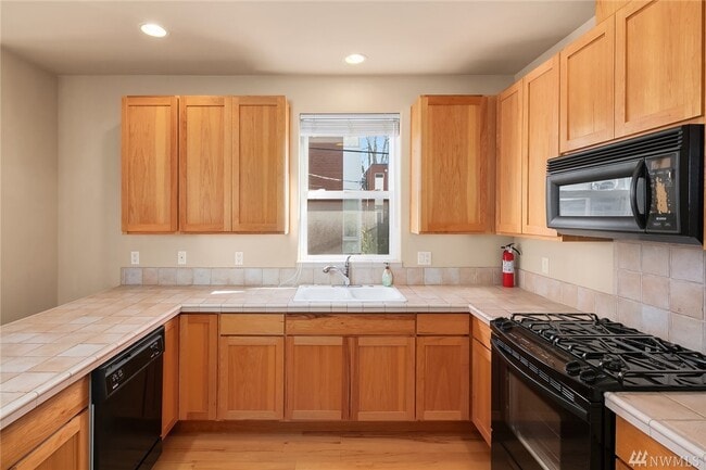 Building Photo - 920 17th Ave