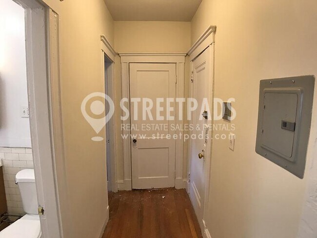 Building Photo - bedroom in Boston MA 02215