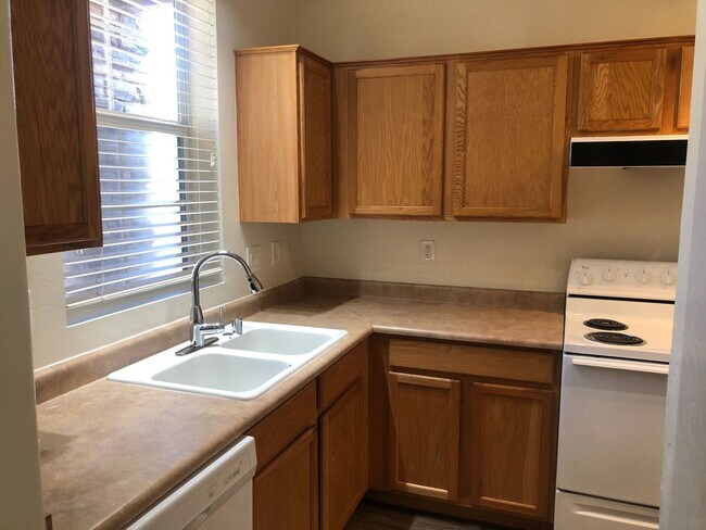 Building Photo - 3 bedroom 2.5 bath home - 2 car garage - S...